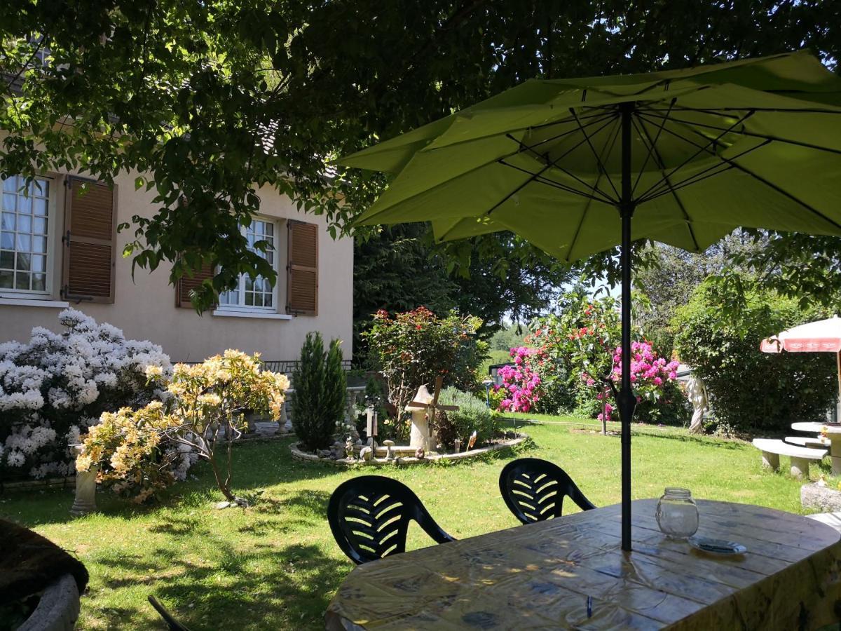 Au Jardin Fleuri Bed & Breakfast Secondigny Exterior photo