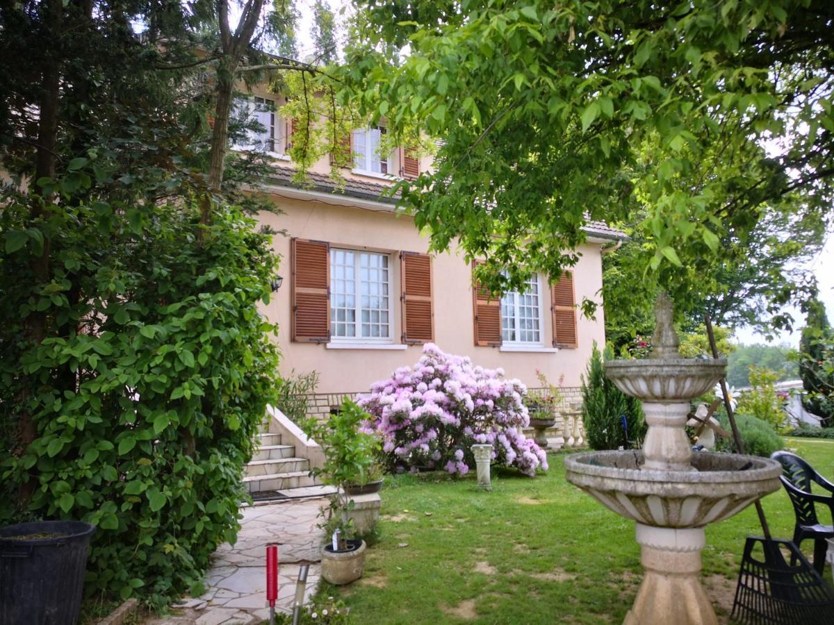 Au Jardin Fleuri Bed & Breakfast Secondigny Exterior photo